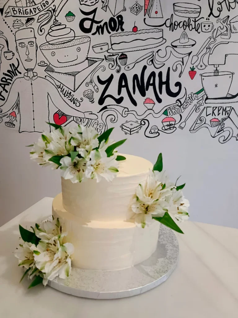 Dos-plantas-con-flores-naturales---boda